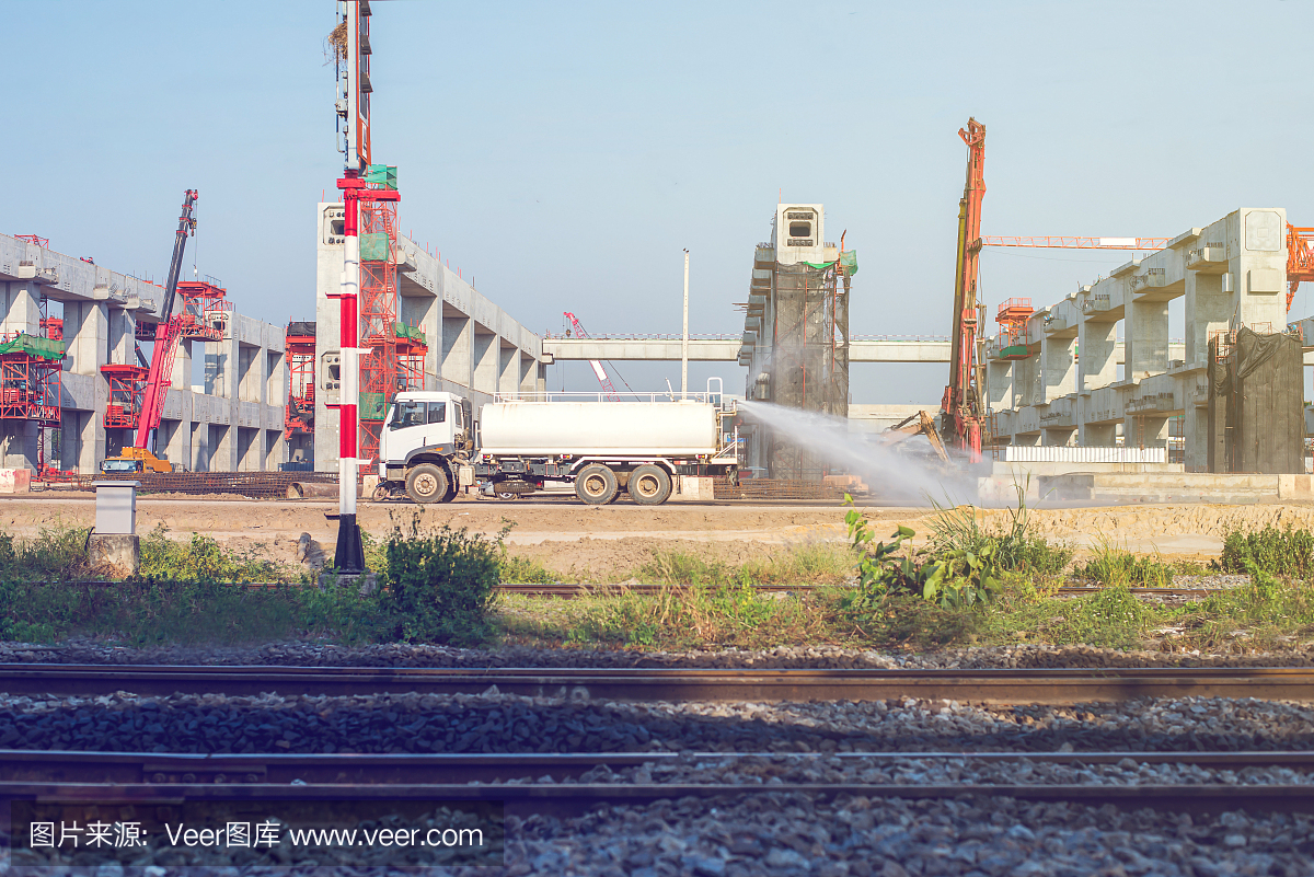 建筑工程的洒水车,以抑制建筑工地的尘埃